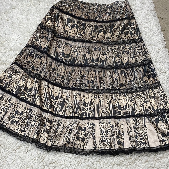 new directions Dresses & Skirts - New direction women’s skirt size L green & Cream tiered satin & lace ¥